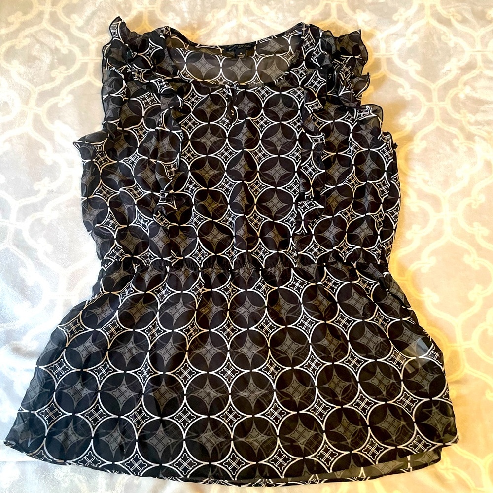 Banana republic women’s top, size medium. Beautiful detailed, ruffle sleeve